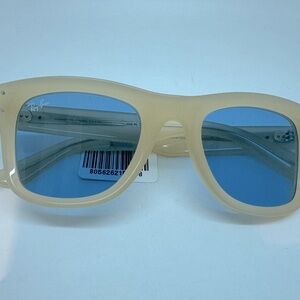 Ray - Ban.               RBR05028 678072 50/22
WAYFARER REVERSE. 
HNY SHN
BLU